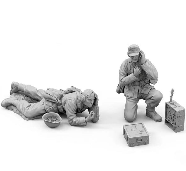 1/35 WWII Military Signalmen, 2 Figures, Resin Model Figure Kit, Unassembled and Unpainted