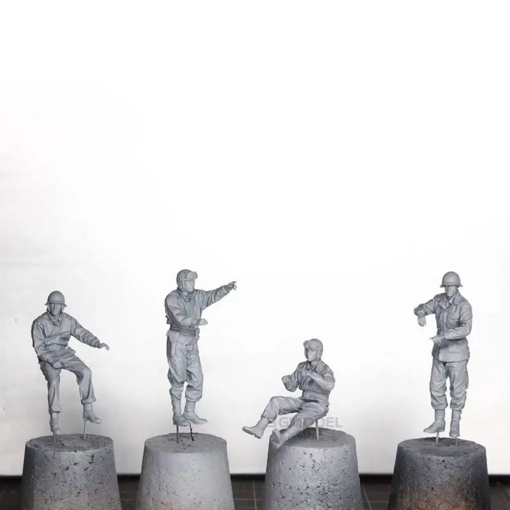 1/35 WWII US Tank Crew Advancing, 4 Figures, Resin Model Figure Kit, Unassembled and Unpainted