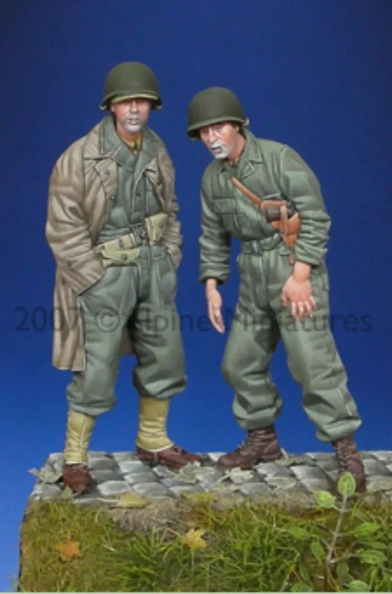 1/35 WWII American Tank Crew Standing, 2 Figures, Resin Model Figure Kit, Unassembled and Unpainted