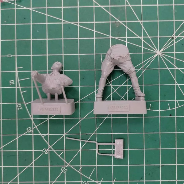 1/35 WWII Military Truck Driver, 2 Figures, Resin Model Figure Kit, Unassembled and Unpainted