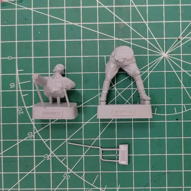 1/35 WWII Military Truck Driver, 2 Figures, Resin Model Figure Kit, Unassembled and Unpainted