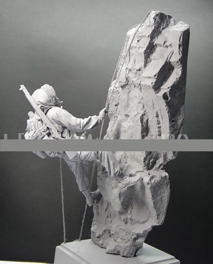 1/16 Modern Climber Rappelling Rocky Cliff, Resin Model Figure Kit, Unassembled and Unpainted