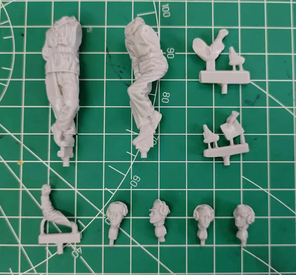 1/35 WWII German Tank Crew Consulting Map, 2 Figures, Resin Model Figure Kit, Unassembled and Unpainted