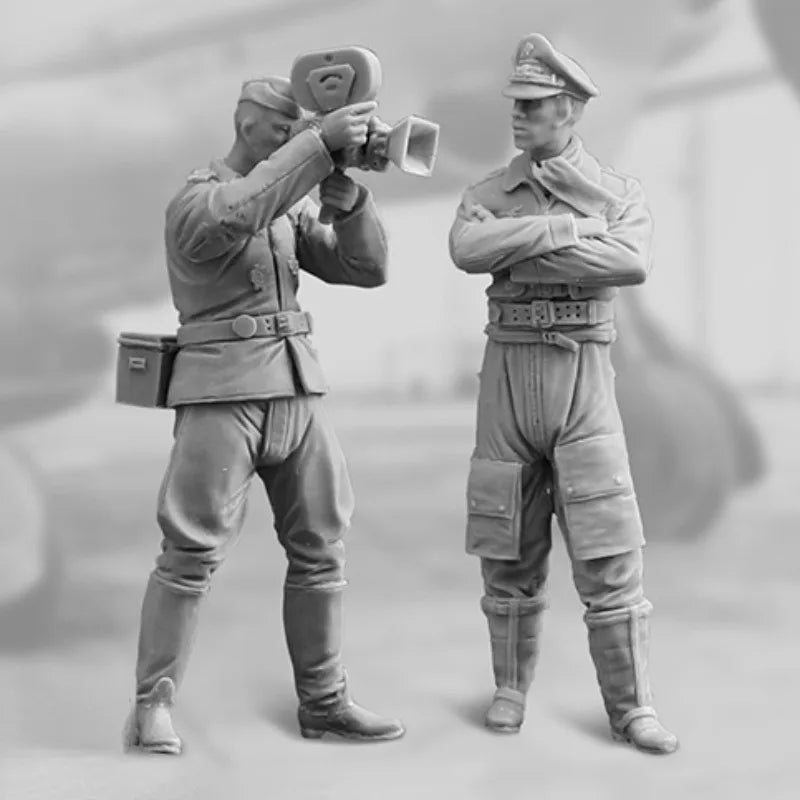 1/32 WWII Luftwaffe Pilot, 2 Figures, Resin Model Figure Kit, Unassembled and Unpainted