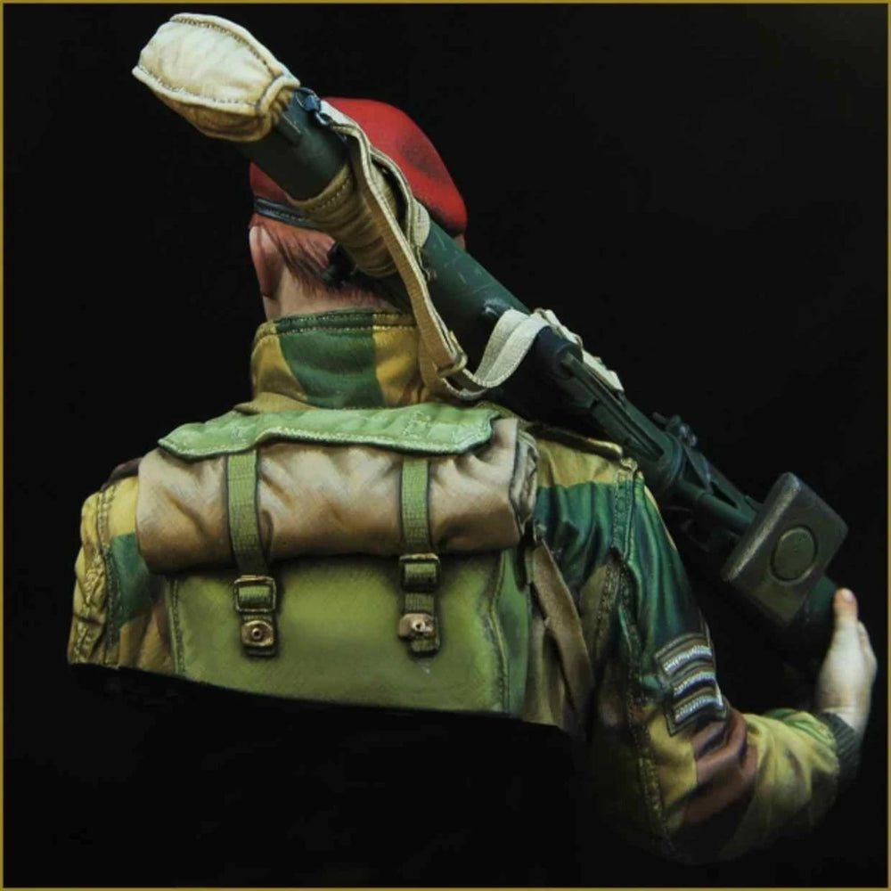 1/10 WWII British Paratrooper with Mortar Launcher, Resin Model Bust Kit, Unassembled and Unpainted