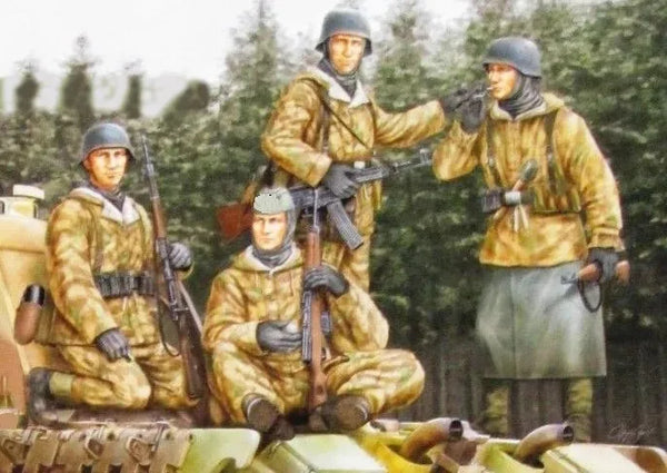 1/35 WWII Field Soldiers with Weapons, 4 Figures, Resin Model Figure Kit, Unassembled and Unpainted