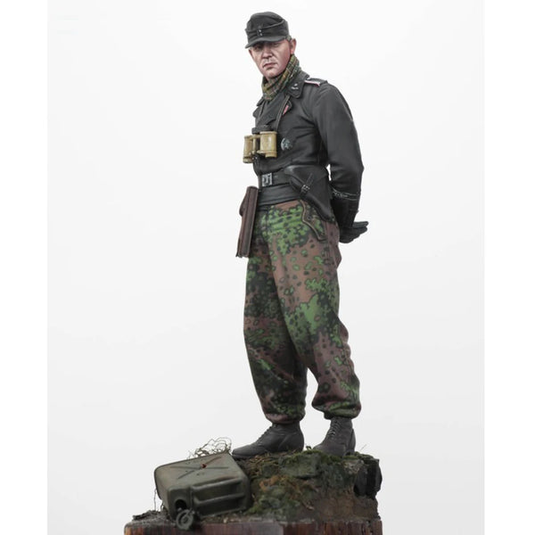 1/16 WWI German Infantryman in Camo Pattern Trousers, Resin Model Figure Kit, Unassembled and Unpainted