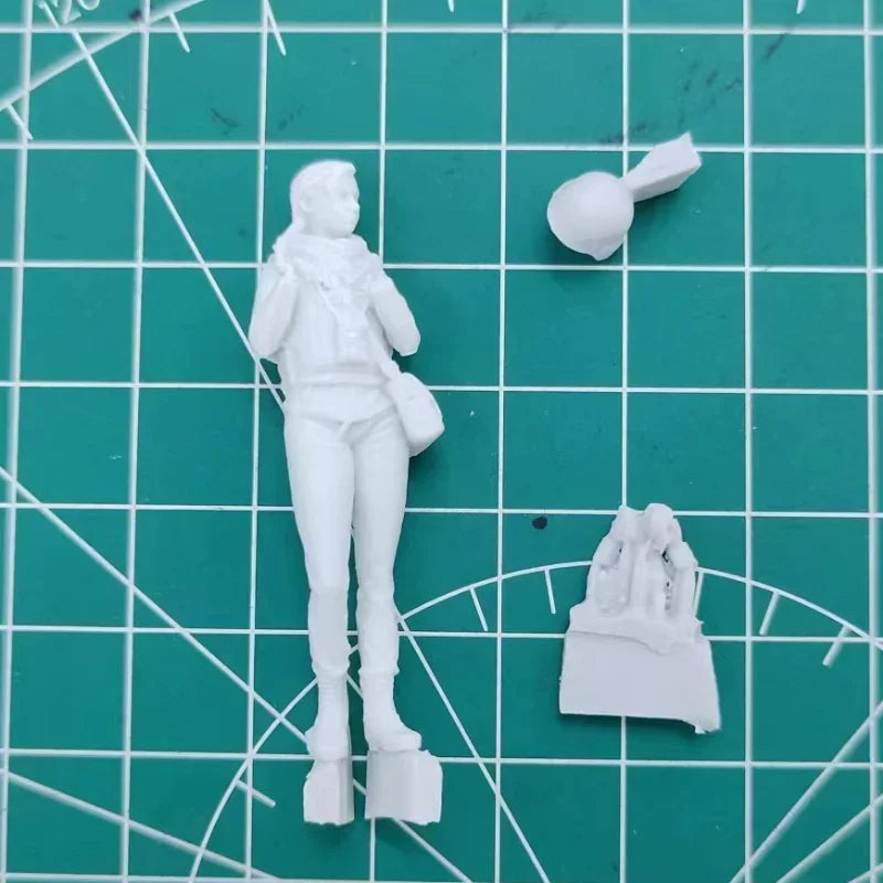 1/35 Modern Female War Correspondent with Telephoto Camera, Resin Model Figure Kit, Unassembled and Unpainted