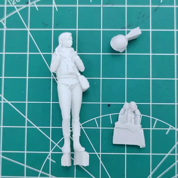 1/35 Modern Female War Correspondent with Telephoto Camera, Resin Model Figure Kit, Unassembled and Unpainted