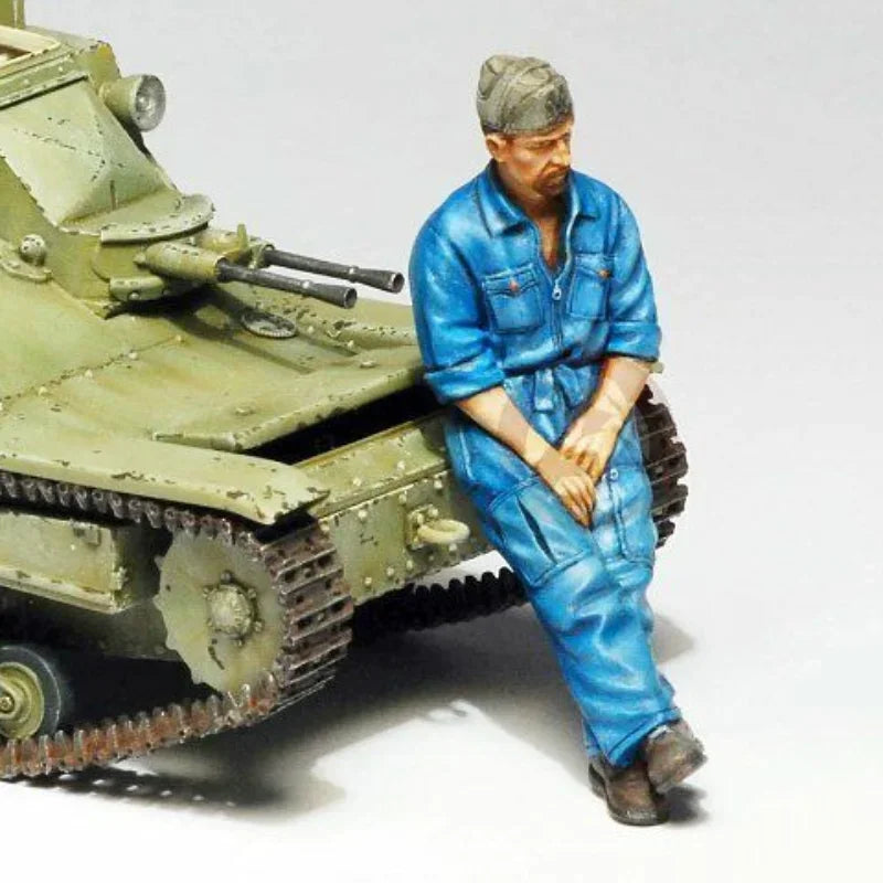 1/35 WWII Italian Vehicle Crew, Resin Model Figure Kit, Unassembled and Unpainted