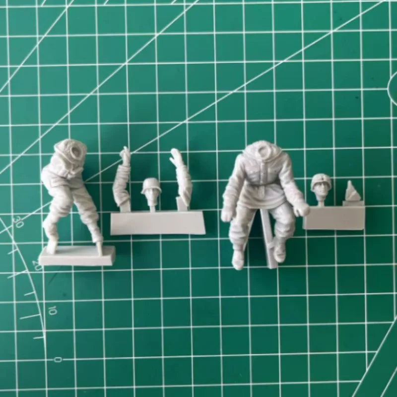 1/35 WWII German Motorized Infantry, 2 Figures, Resin Model Diorama Kit, Unassembled and Unpainted