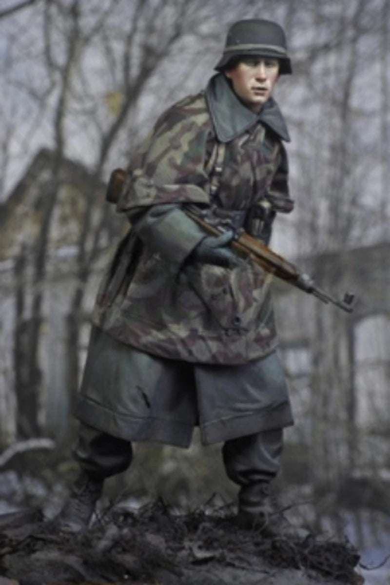 1/16 WWII US Grenadier Advancing with Rifle, Resin Model Figure Kit, Unassembled and Unpainted