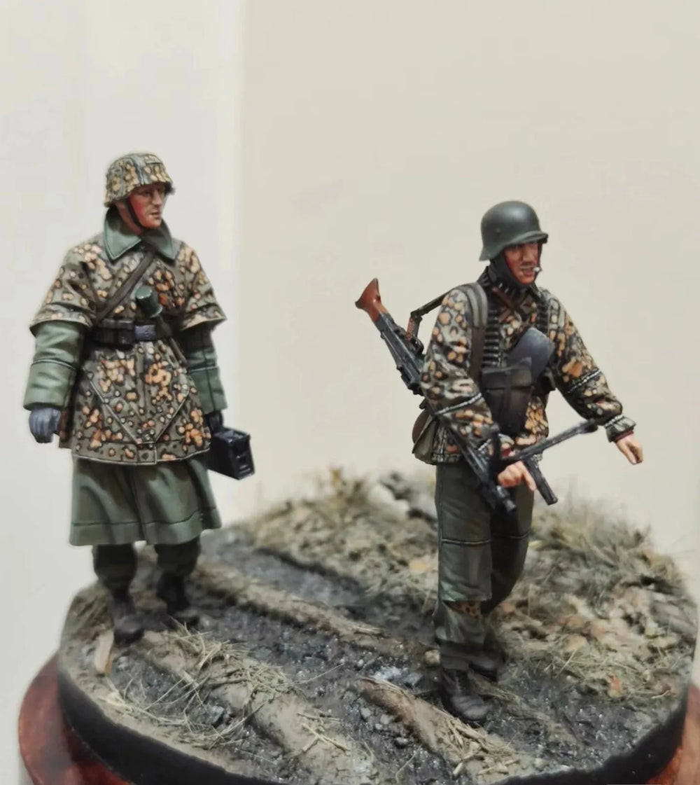 1/35 WWII German Infantry in Camo with Axes, 2 Figures, Resin Model Figure Kit, Unassembled and Unpainted