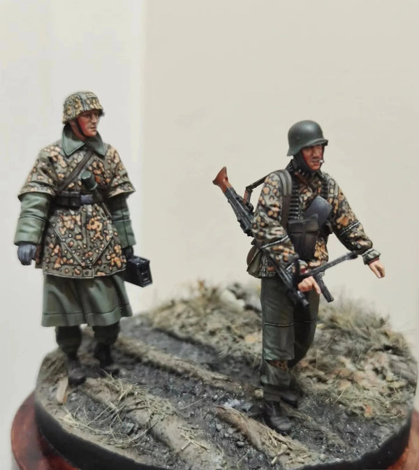 1/35 WWII German Infantry in Camo with Axes, 2 Figures, Resin Model Figure Kit, Unassembled and Unpainted