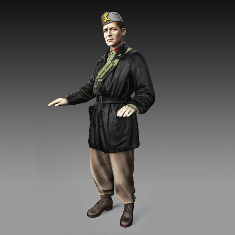 1/35 WWII Italian Tank Officer in Black Wrap, Resin Model Figure Kit, Unassembled and Unpainted