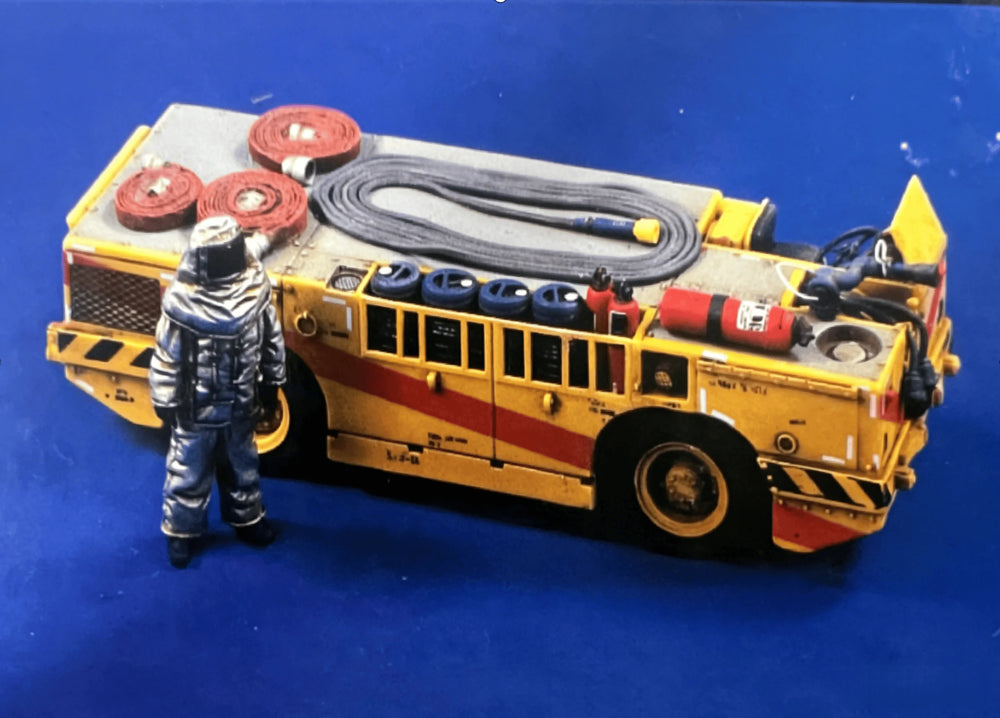 1/48 Modern Aircraft Carrier Tractor with Driver, Resin Model Vehicle Kit, Unassembled and Unpainted