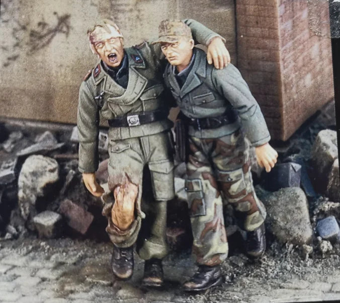 1/35 WWII German Infantry Assisting Wounded, 2 Figures, Resin Model Figure Kit, Unassembled and Unpainted