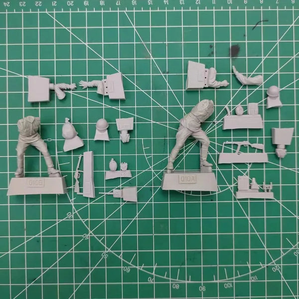 1/35 WWII Soviet Infantry Assault Squad, 2 Figures, Resin Model Figure Kit, Unassembled and Unpainted