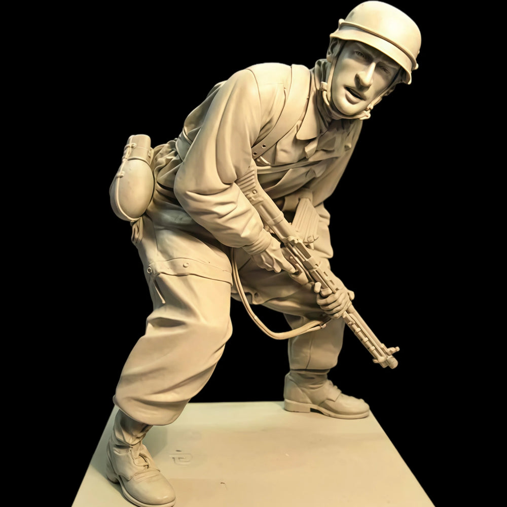 1/16 WWI British Infantryman Advancing in Pith Helmet, Resin Model Figure Kit, Unassembled and Unpainted