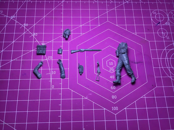 1/35 WWII British Commonwealth Infantry Squad Advancing, 14 Figures, Resin Model Figure Kit, Unassembled and Unpainted