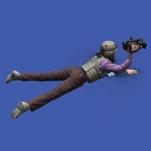 1/35 Modern Female War Photojournalist Diving, Resin Model Figure Kit, Unassembled and Unpainted