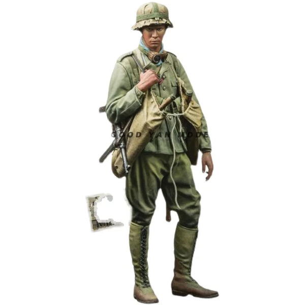 1/35 WWII German Infantryman Standing with Rifle, Resin Model Figure Kit, Unassembled and Unpainted