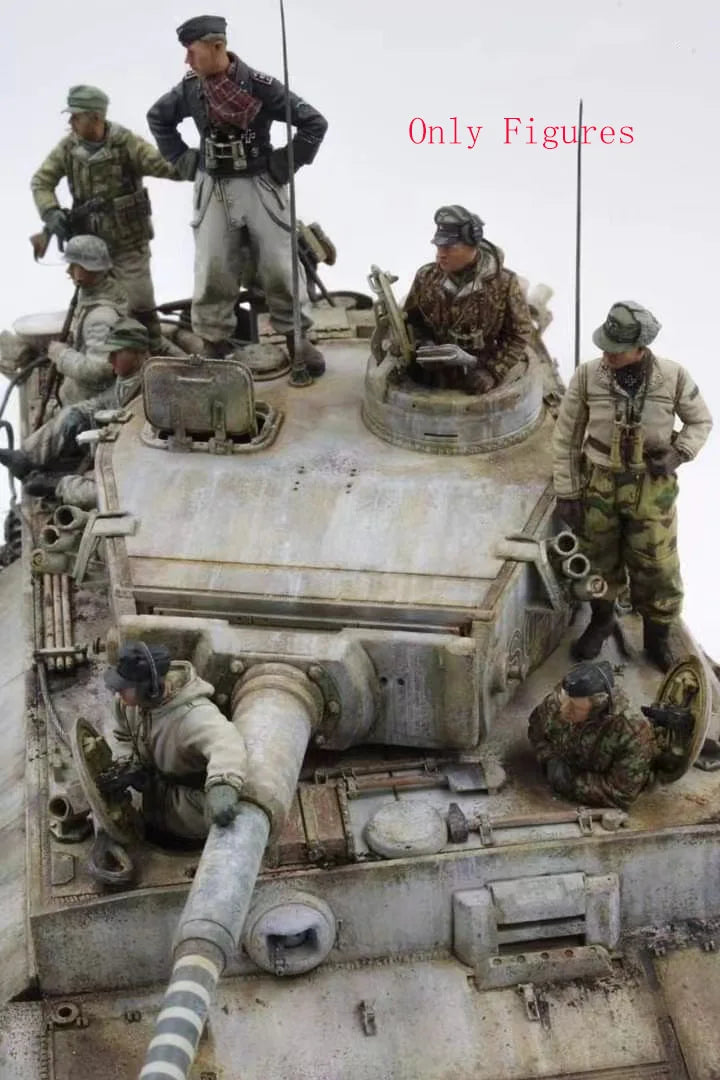 1/35 WWII German Panzer Crew with Commander and Observer, 8 Figures, Resin Model Figure Kit, Unassembled and Unpainted