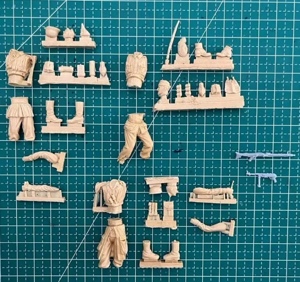 1/35 WWII Military Scene with Soldiers, 3 Figures, Resin Model Figure Kit, Unassembled and Unpainted