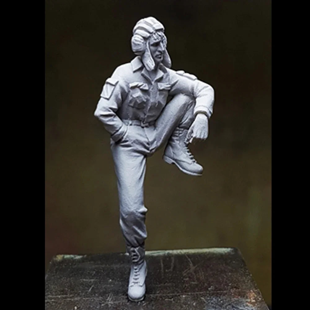 1/35 Cold War Soviet Tank Crew Soldier, Resin Model Figure Kit, Unassembled and Unpainted
