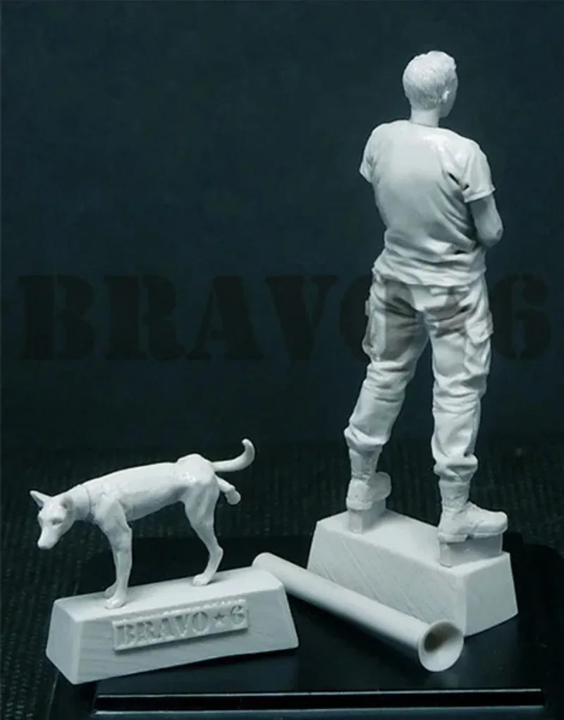 1/35 Modern Soldier with Dog, 2 Figures, Resin Model Figure Kit, Unassembled and Unpainted