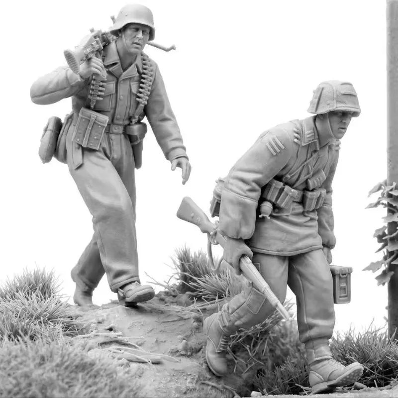 1/35 WWII German Infantry Squad Advancing, 2 Figures, Resin Model Figure Kit, Unassembled and Unpainted