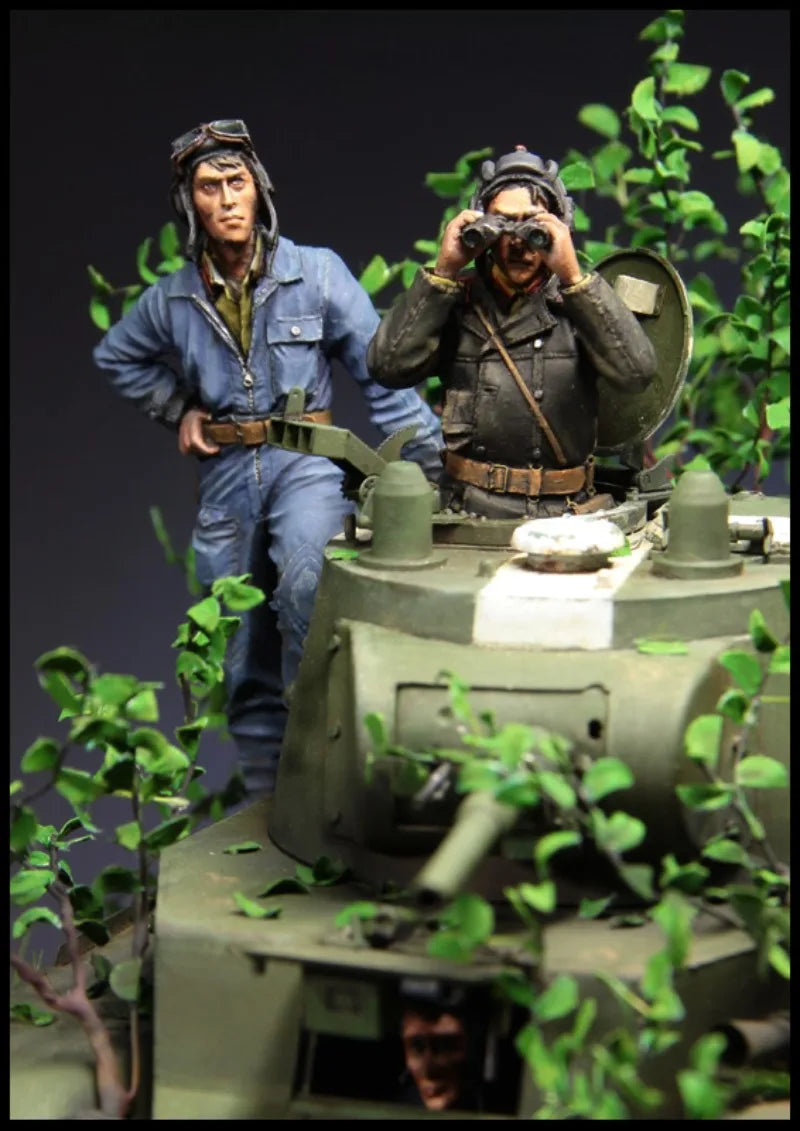 1/35 WWII German and Soviet Tank Crews, 2 Figures, Resin Model Figure Kit, Unassembled and Unpainted