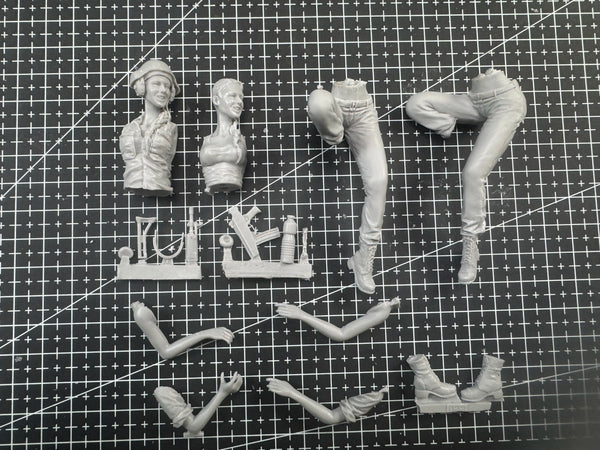 1/16 WWII Female Tank Soldiers, 2 Figures, Resin Model Figure Kit, Unassembled and Unpainted
