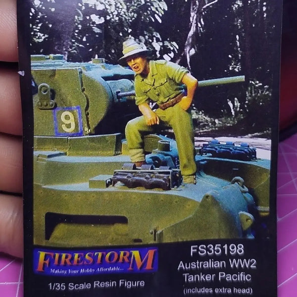 1/35 WWII Australian Tank Crewman, Resin Model Figure Kit, Unassembled and Unpainted