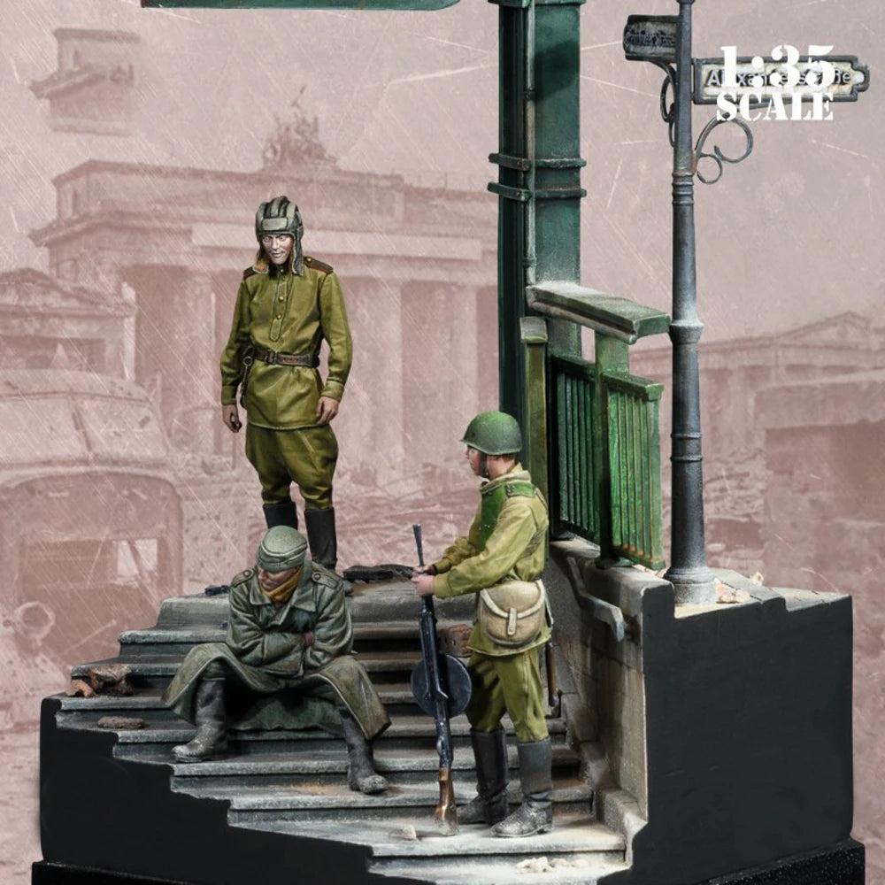 1/35 WWII Guard Checkpoint, 3 Figures, Resin Model Figure Kit, Unassembled and Unpainted