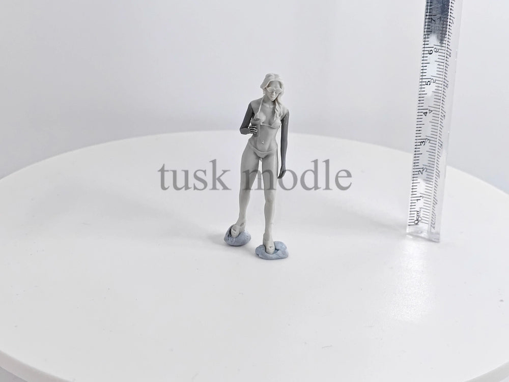 1/35 Female Pin-up in Sunglasses and Beach Attire, Resin Model Figure Kit, Unassembled and Unpainted