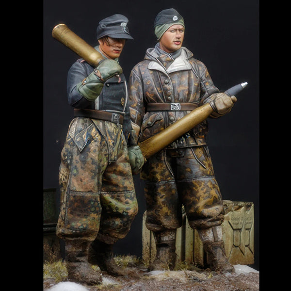 1/35 WWII German Artillery Crew with Ammunition, 2 Figures, Resin Model Figure Kit, Unassembled and Unpainted