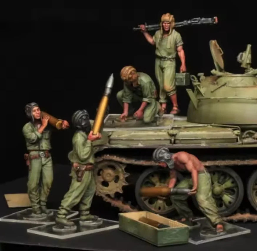 1/35 WWII Soviet Tank Crew Loading Ammunition, 5 Figures, Resin Model Figure Kit, Unassembled and Unpainted