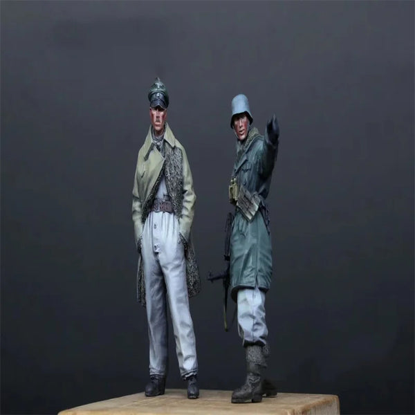 1/35 WWII German Officer in Dress and Field Soldier, 2 Figures, Resin Model Figure Kit, Unassembled and Unpainted
