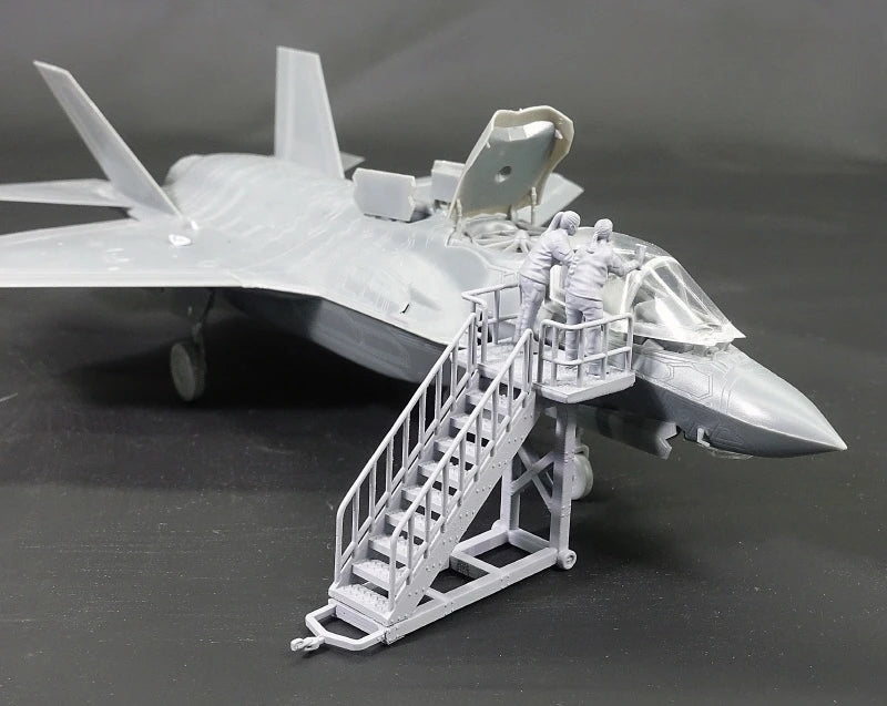 1/32 Modern Military Pilots, 2 Figures, Resin Model Figure Kit, Unassembled and Unpainted