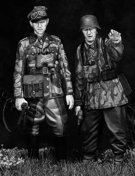 1/35 WWII German Panzer Officer with Goggles, 2 Figures, Resin Model Figure Kit, Unassembled and Unpainted