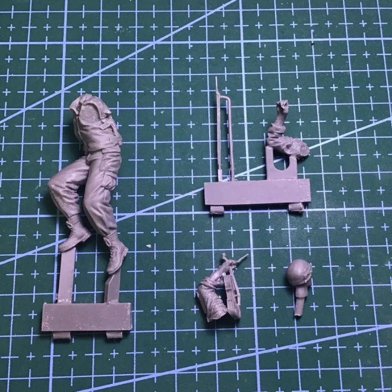 1/35 Modern Israeli Soldier Violin Musician, Resin Model Figure Kit, Unassembled and Unpainted