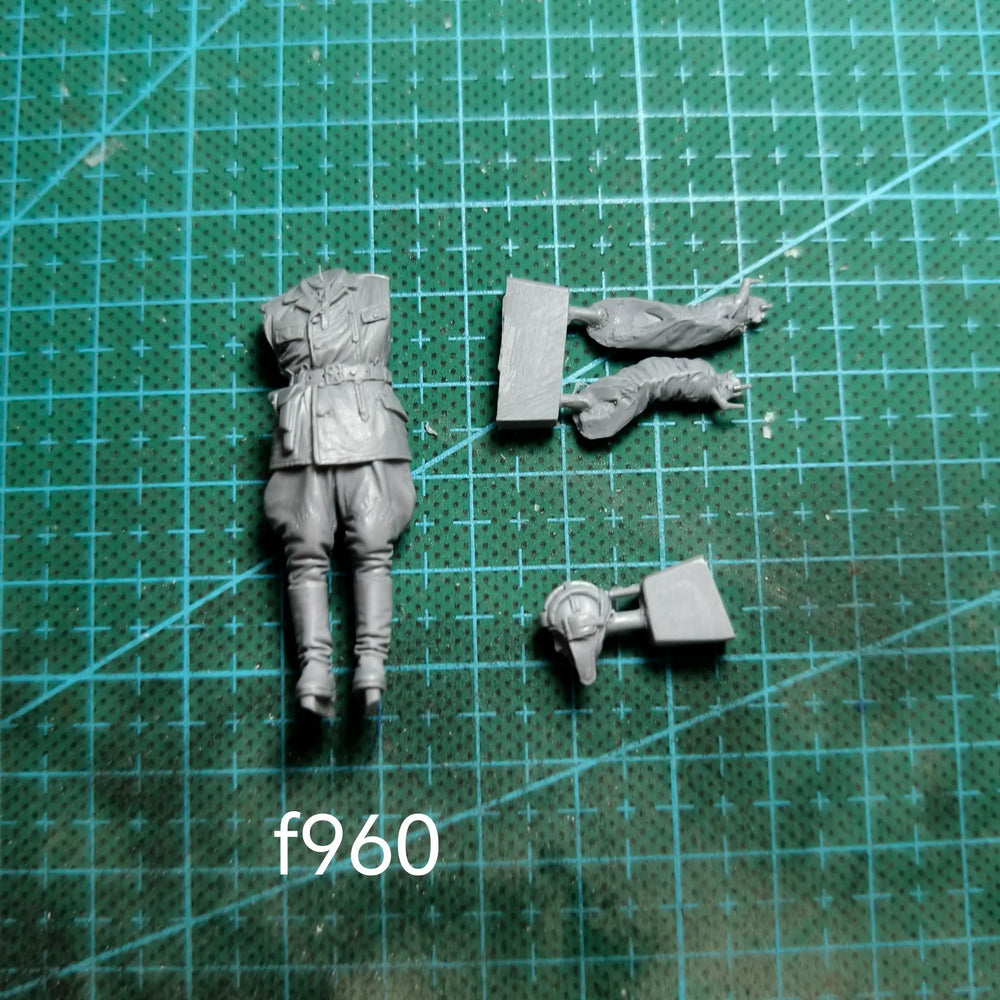 1/35 WWII German Panzerfaust Operator in Leather Coat, Resin Model Figure Kit, Unassembled and Unpainted