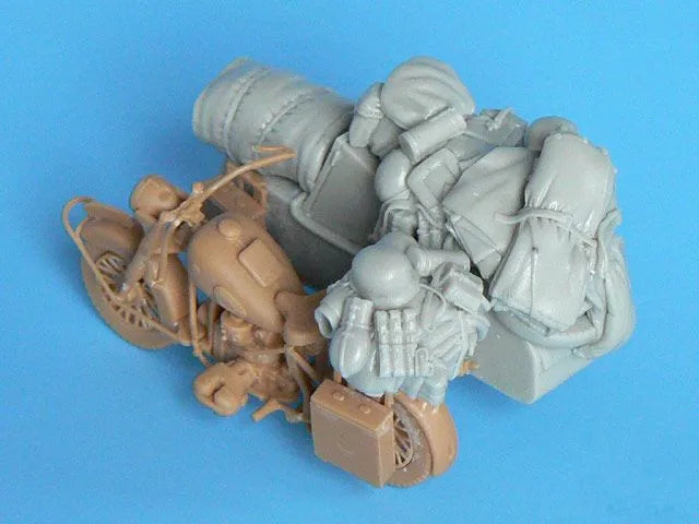 1/35 WWII Military Motorcycle with, 4 Figures, Resin Model Figure Kit, Unassembled and Unpainted