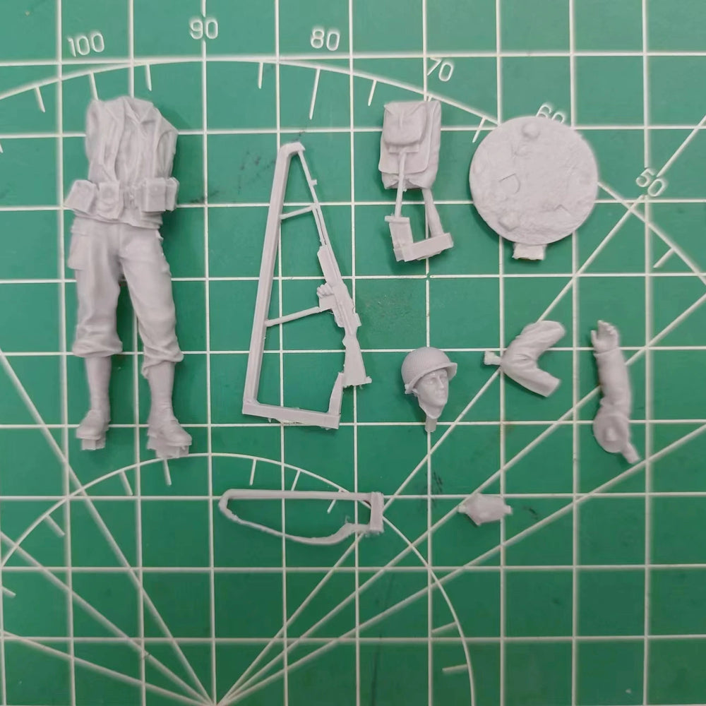 1/35 WWII US Infantry Standing Alert with M1, Resin Model Figure Kit, Unassembled and Unpainted