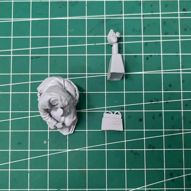 1/35 WWII Refugee Woman in Patterned Headscarf Seated on Basket, Resin Model Figure Kit, Unassembled and Unpainted