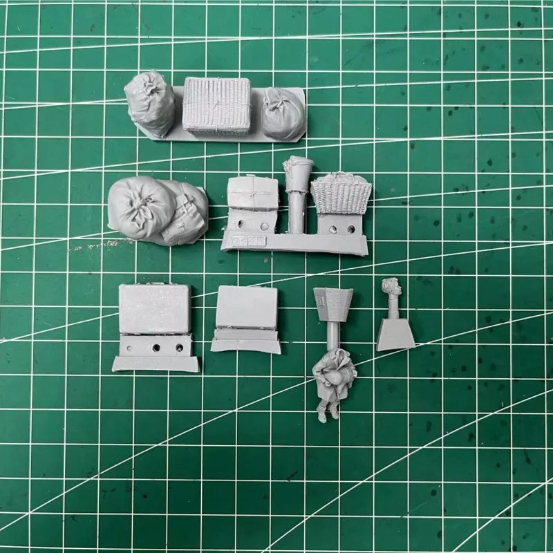 1/35 WWII Refugee Boy with Luggage, Resin Model Figure Kit, Unassembled and Unpainted