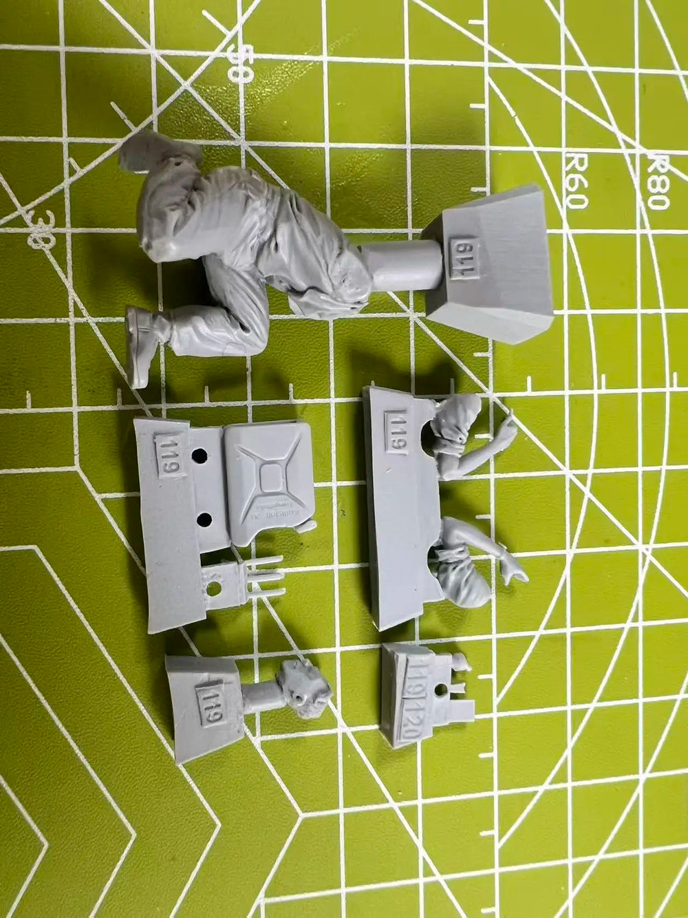 1/35 Modern Weary Soldier Smoking with Jerry Can, Resin Model Figure Kit, Unassembled and Unpainted