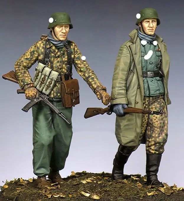 1/35 WWII German Infantry with MP40 and Mixed Uniforms, 4 Figures, Resin Model Figure Kit, Unassembled and Unpainted
