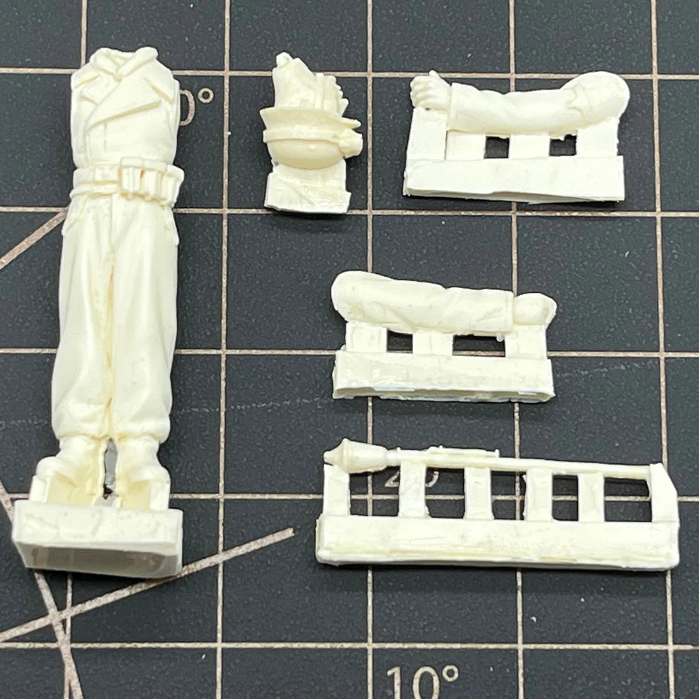 1/35 WWII Soviet Infantryman Standing Alert, Resin Model Figure Kit, Unassembled and Unpainted